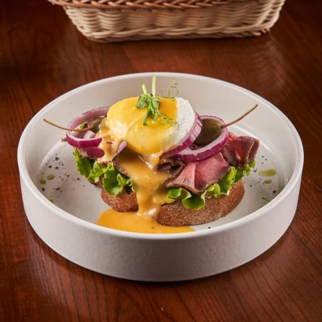 Roast beef bilan Benedikt tuxumlari